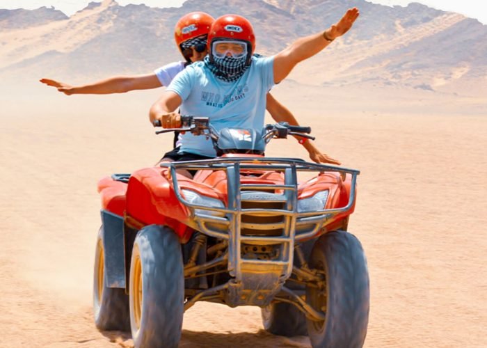 Maravillosa Foto De Dos Personas Montando En Quad Desde Uno De Los Safaris En Hurgada