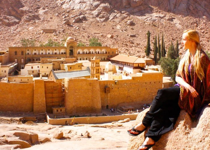 Una Maravillosa Imagen De Un Turista Delante Del Monasterio De San Catherines